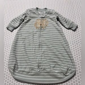Carter’s Gray White Striped Sleep Sack A Lion Full Zip Closed Bottom

Size 0-3 M